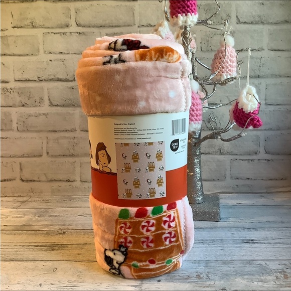 Berkshire PEANUTS Oversized 50” x 70” Snoopy Gingerbread Throw - Picture 4 of 5